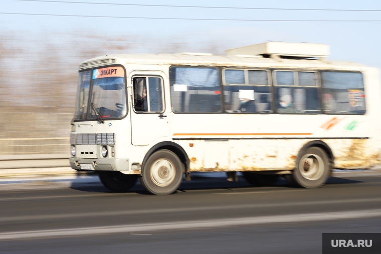 Город. Курган, автобус, пассажиры