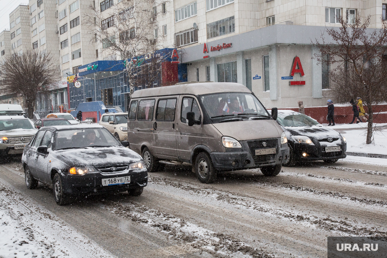 Уборка снега после обильного снегопада. Тюмень , снег, пробка, сугробы, авто