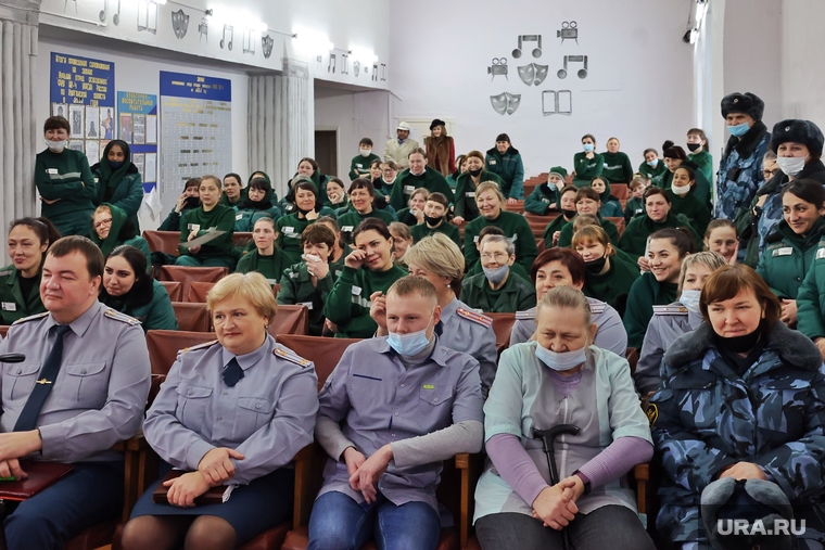 На новогоднем корпоративе собрался полный зал сотрудников колонии и заключенных