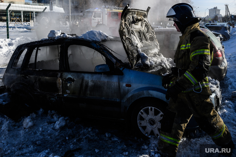 Последствия пожара на автостоянке у башни Исеть. Екатеринбург, мчс, огонь, сгоревший автомобиль, пожар на автостоянке, пожар на парковке, машина сгорела
