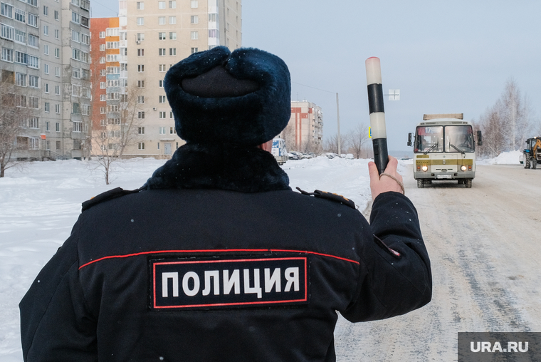 Профилактическое мероприятие «Автобус» Дорожные полицейские проверяют соответствие технического состояния. Курган, маршрутное такси, зима, пазик, автобус, полиция, жезл, гибдд, маршрутка, паз