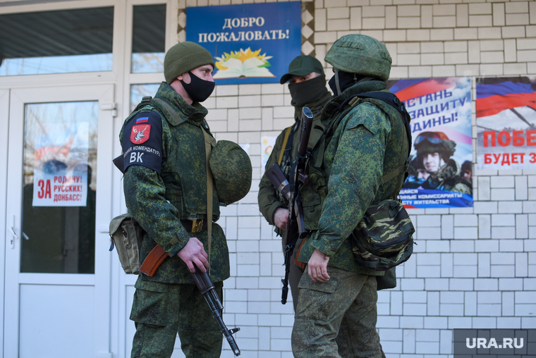 Мобилизационный пункт в Донецке. Донецк, ДНР, автомат, армия, военные, оружие, донецкая народная республика, ополченцы, днр, добровольцы, военком, военный комиссариат, вежливые люди, солдат, мобилизация, мобилизационный пункт, запас, резервисты, выкладка
