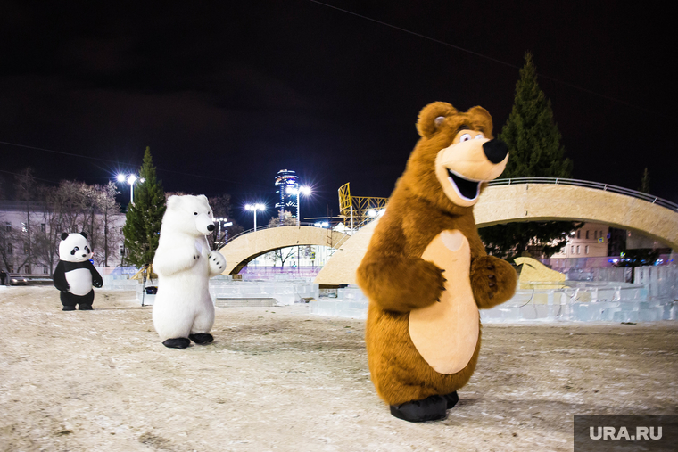 Главную елку Екатеринбурга привезли на Площадь 1905 года, медведь, ростовая кукла
