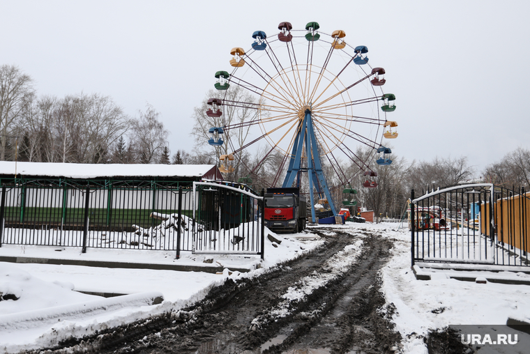 Благоустройство парков города в зимнее время. Курган, снег, зима, цпкио, карусель