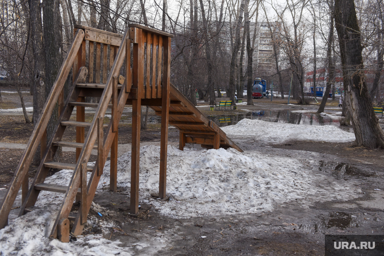 Лужи в парке на пересечении Бажова - Малышева. Екатеринбург , снег, парк, детская горка