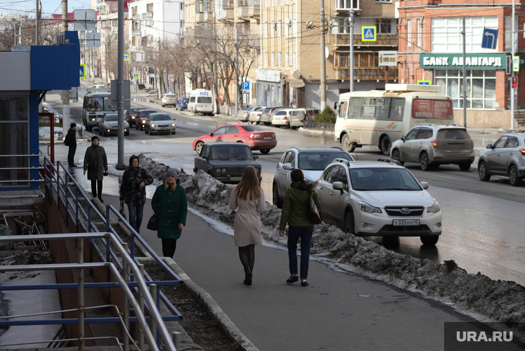 Город во время самоизоляции. Курган, прохожие, ул красина