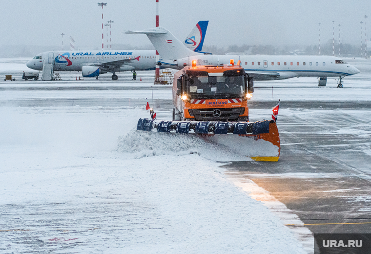 Аэропорт "Кольцово" во время снегопада. Екатеринбург, снег, уборка снега, аэропорт, снегоуборочная техника, зима, впп, взлетно-посадочная полоса, снегоуборочная машина, взлетное поле