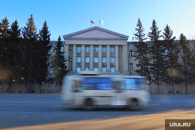 Строительство ледового городка на площади Ленина. Курган, автобус, площадь в кургане, площадь ленина, правительство города