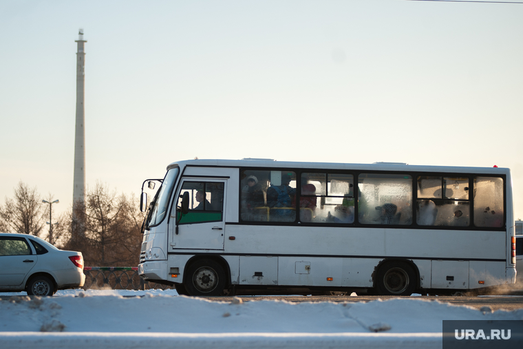 Общественный транспорт Екатеринбурга, зима, недостроенная телевышка, маршрутка