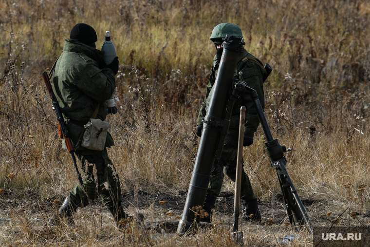 Тренировочные стрельбы мобилизованных с Центрального военного округа на полигоне Еланский. Свердловская область, минометный расчет, минометный снаряд, артиллерийская мина, 120мм возимый миномет 2б11, подготовка военных