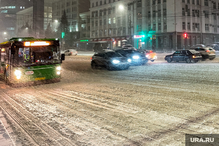 Снегопад. Челябинск , зима, буран, погода, общественный транспорт, снегопад, климат, проспект ленина, мороз, городской автобус