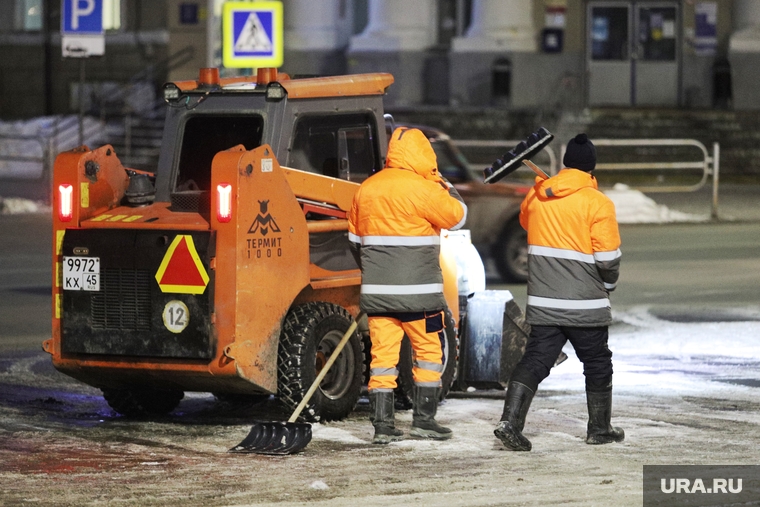 Обстановка на площади Ленина во время митингов против войны. Курган, снегоуборочная техника, уборка снега, снегоуборочная машина