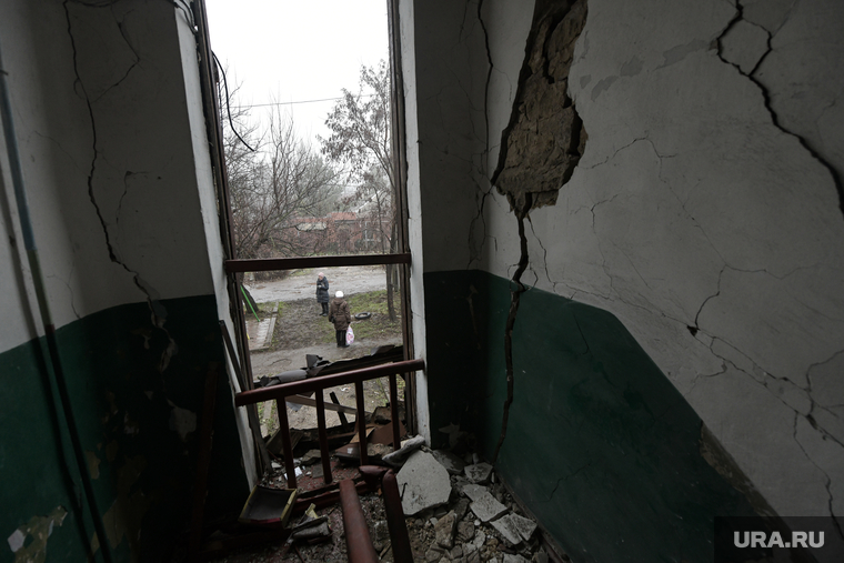 Прямое попадание снаряда в жилой дом в центре Горловки. ДНР, горловка, обстрел, сво