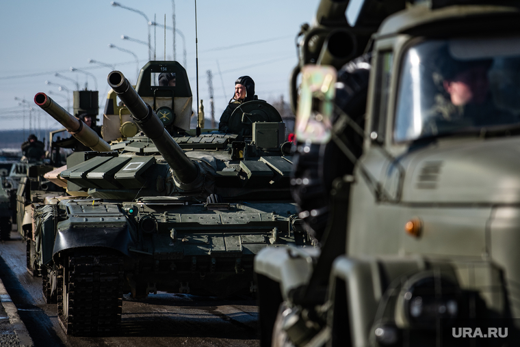 Первая тренировка механизированной колонны к параду Победы. Екатеринбург, репетиция парада, улица 2-ая новосибирская, колонна военной техники, танк т-72