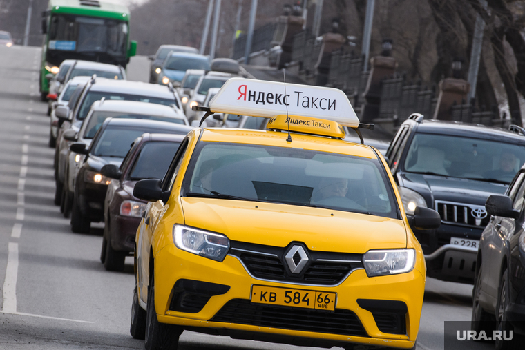 Машины такси на улицах города. Екатеринбург, такси, яндекс такси, перевозка пассажиров, услуги перевозки