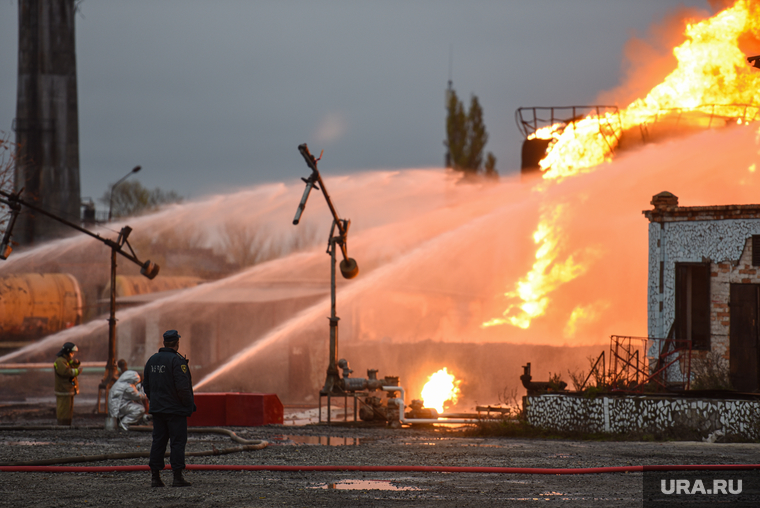 Пожар после обстрела нефтебазы в Шахтёрске. ДНР, пожар, тушение, огонь, пожарные, нефтебаза