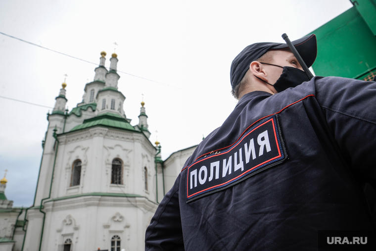 Спасская церковь, на территории которой нашли останки предположительно Андрея Текутьева. Тюмень, церковь, полиция, спасская церковь, полицейский в маске
