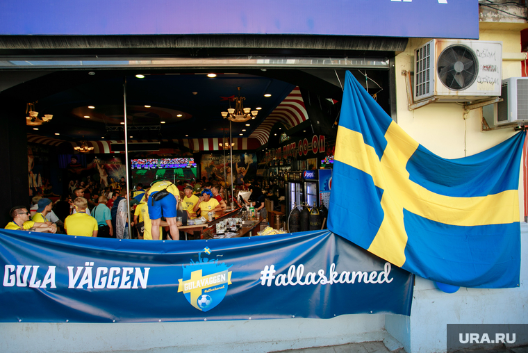 Болельщики сборной Швеции в Екатеринбурге, бар американка, флаг швеции, болельщики сборной швеции