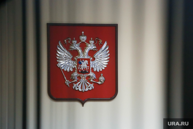 Зал суда. Тюмень, герб рф, герб, решетка, за решеткой, зал суда, судебное заседание, суд, герб  россии, зал судебного заседания, камера заключения
