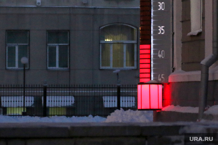 Термометр с температурой на улице.
Курган, термометр, холод на улице, градусник, мороз