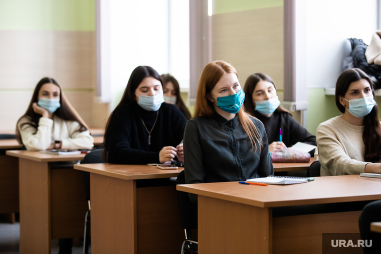 Первый учебный день в
Уральском федеральном университете (УрФУ) после карантинных мер. Екатеринбург, аудитория, урфу, учеба, студенты, масочный режим, учащиеся, лекции, очное обучение