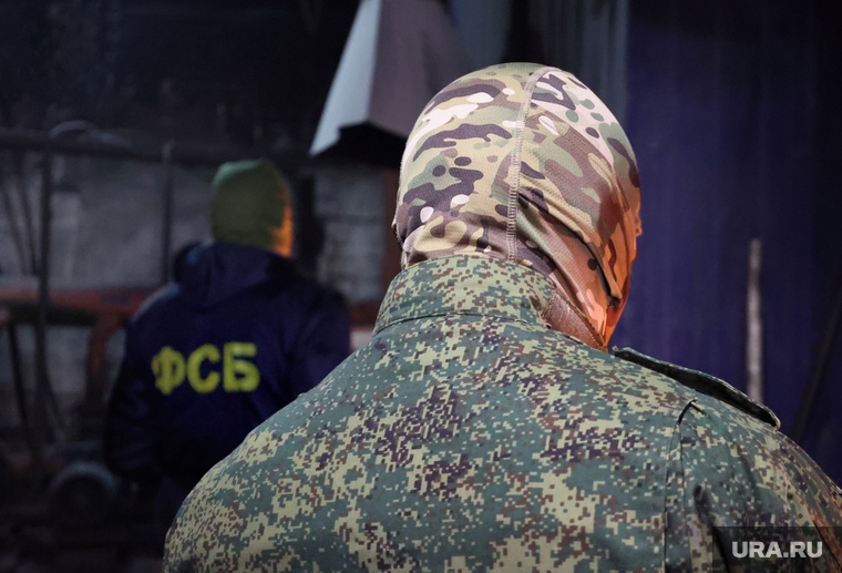 Уничтожение гашиша и конопли сотрудниками ФСБ. Курган, обыски, фсб, силовики, спецоперация, обыск, госбезопасность