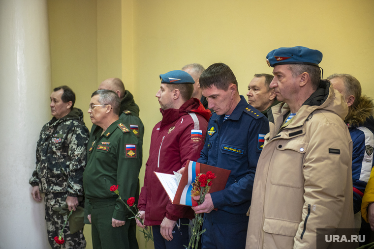 В церемонии прощания приняли участие ветераны-десантники