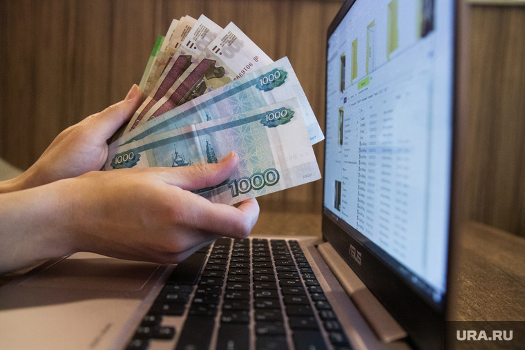 Ноутбук, деньги, интернет покупки. Москва, ноутбук, интернет, сеть, клавиатура, работа, покупки, всемирная сеть, компьютер, деньги, работа в офисе, руки, удаленка
