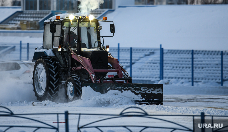 Морозы в Екатеринбурге , уборка снега, трактор, зима, стадион динамо, город екатеринбург
