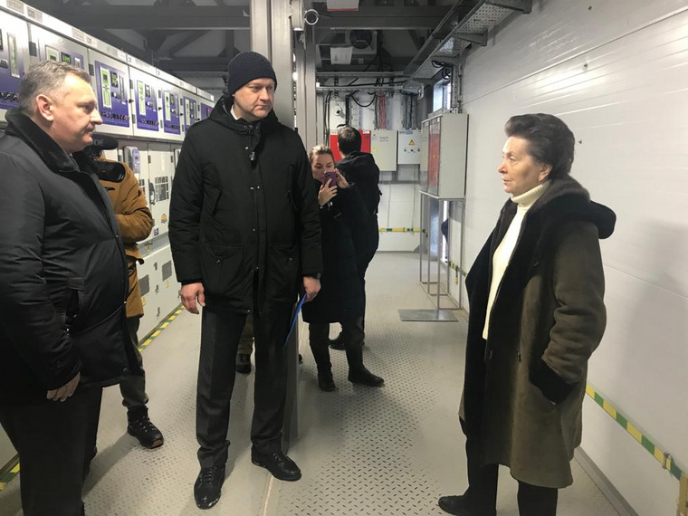 Наталья Комарова (справа) поинтересовалась работой оборудования, установленного на подстанции