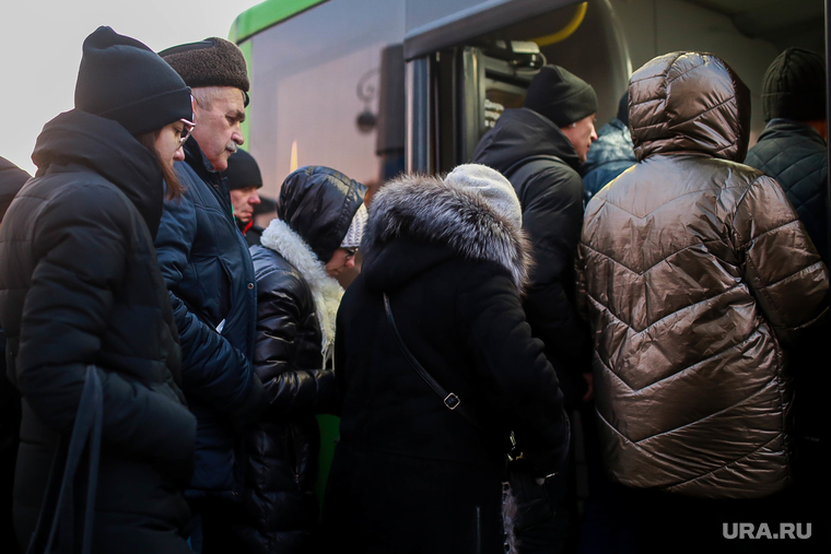 Автобусная остановка. Тюмень, остановка, автобусная остановка, остановка общественного транспорта, пассажиры, пассажиры автобуса, остановка автобусная, очередь в автобус