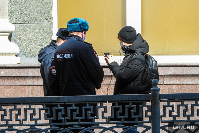 Полицейский патруль проверяет прохожих. Челябинск, проверка, полиция, патруль полиции, атруль