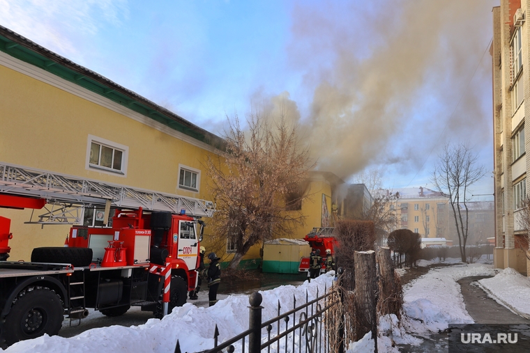 Пожар в спортивной детской школе. Курган, пожар, задымление, пожарные, дюсш 1, детская спортивная школа имени семенова