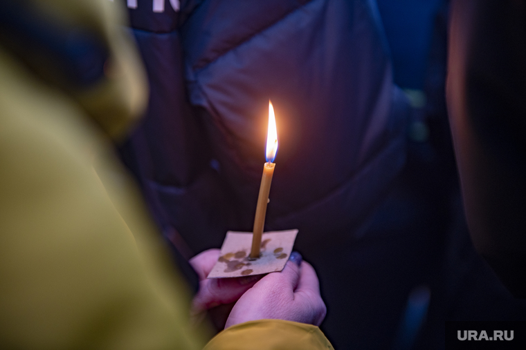 Прощание с погибшей школьницей. д.Полуденная, Юго Камский. Пермь, служба в храме, траур, свечка, похороны, свеча скорби, отпевание в храме