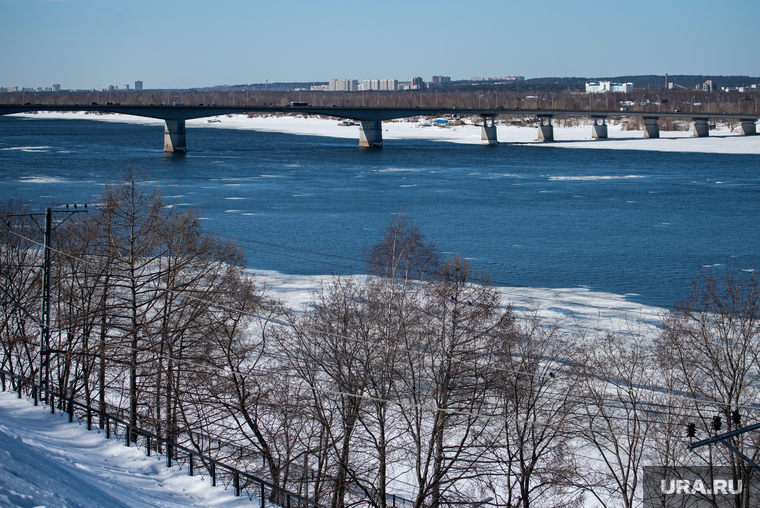 Виды города. Пермь, снег, набережная, зима, река кама, коммунальный мост