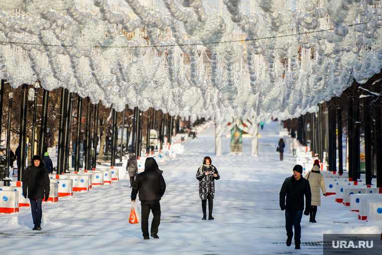 Морозный день. Челябинск, холод, зима, погода, прохожий, климат, кировка, мороз, новогодняя иллюминация