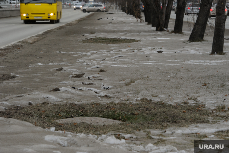 Пыльный грязный Екатеринбург. Город без снега, пыль в городе, грязный снег