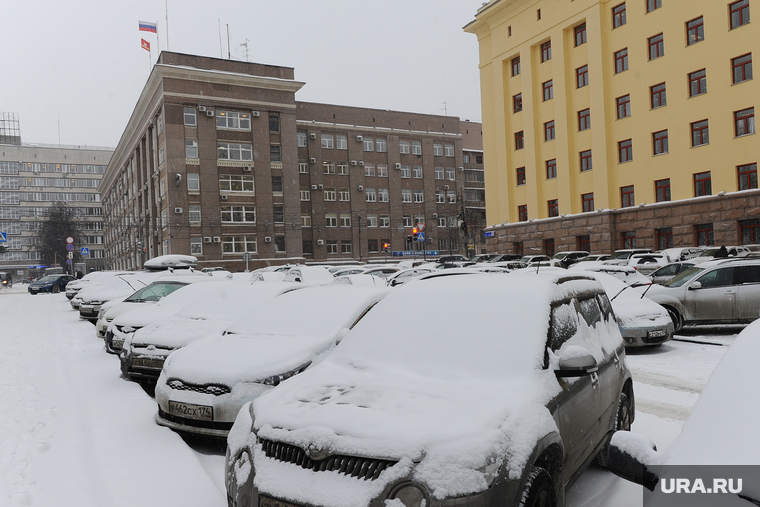 Снегопад. Уборка города. Челябинск., парковка, зима, стоянка, машины в снегу
