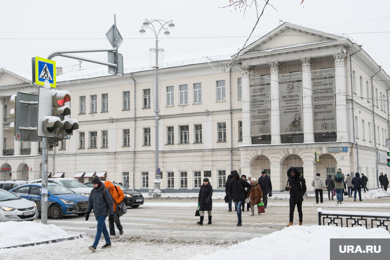 Снег в городе. Екатеринбург, колледж ползунова, площадь 1905года, проспект ленина