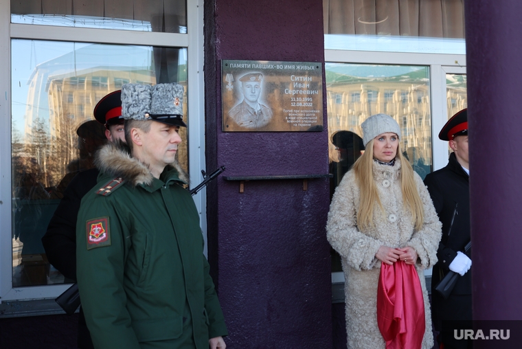 В открытии мемориальной доски приняли участие военком Курганской области Айрат Зарипов и депутат гордумы Анастасия Романович