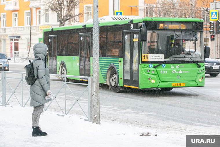 Виды города, зима. Тюмень, автобус, общественный транспорт