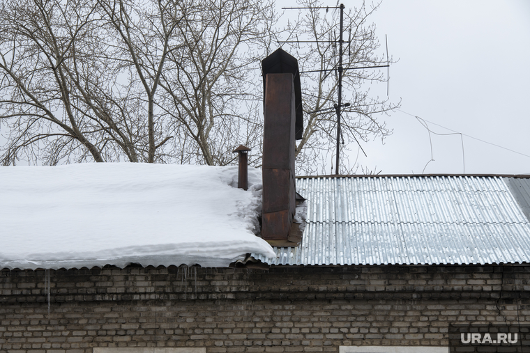 Городские картинки. Пермь зима, снег на крыше, весна в городе