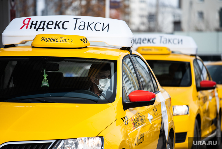 Дезинфекция автомобилей такси «Яндекс.Такси». Екатеринбург, такси, водитель, таксист, медицинская маска, защитная маска, яндекс такси, маска на лицо, желтая машина, мужчина в маске, covid