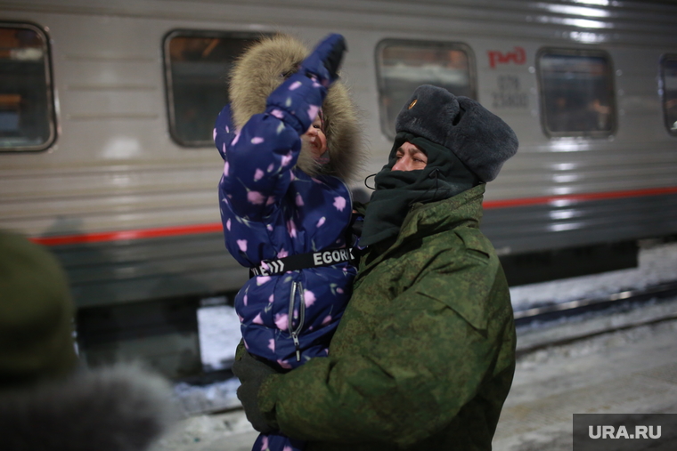 Отправка мобилизованных. Тюмень , папа с дочкой, папа с ребенком, проводы в армию, мобилизация, мобилизованные, отправка мобилизованных, проводы мобилизованных, прощание с мобилизованными, мобилизованный