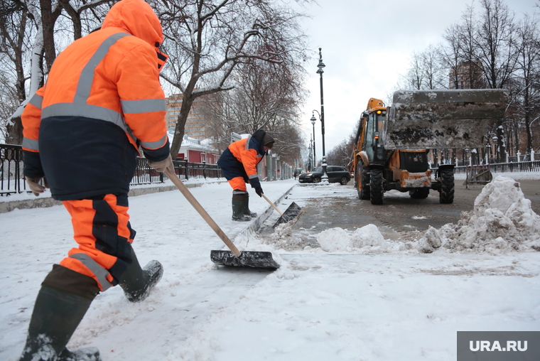 Уборка снега на улицах города. Пермь, уборка снега, уборка дорог