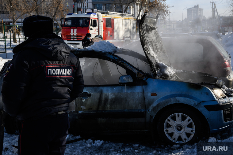 Последствия пожара на автостоянке у башни Исеть. Екатеринбург, тушение пожара, полиция, поджог автомобиля, машина сгорела, поджог машины