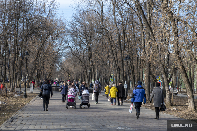 Виды города. Пермь, прогулка, парк, прохожие, весна