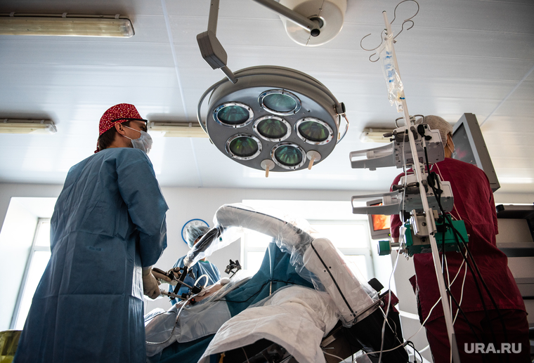 Хирургическая операция с помощью роботизированного ассистента в ГКБ №40. Екатернибург, операционная, операция, хирург, медицина, хирургическое отделение, клиника, врач, больница, операционный светильник