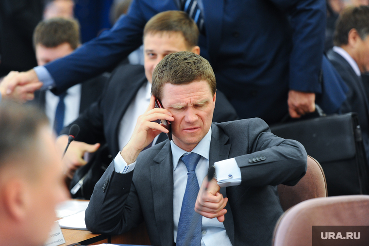 Городская дума. Челябинск., пязок андрей, смотрит на часы