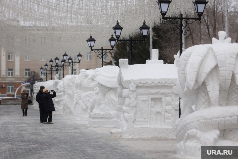 Снежные фигуры привлекли внимание местных жителей